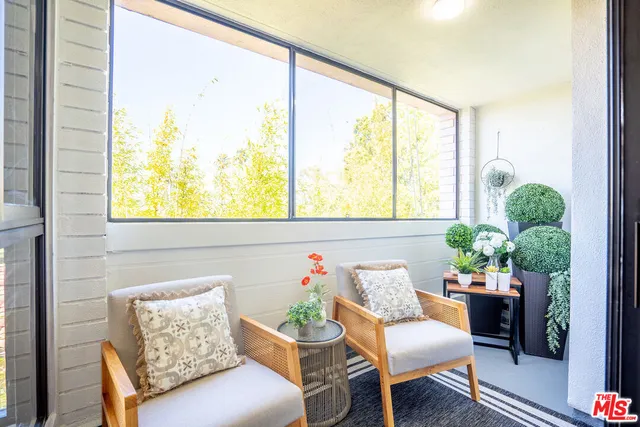 $975,000 | 4477 Wilshire Boulevard, Unit 312, Los Angeles, CA 90010