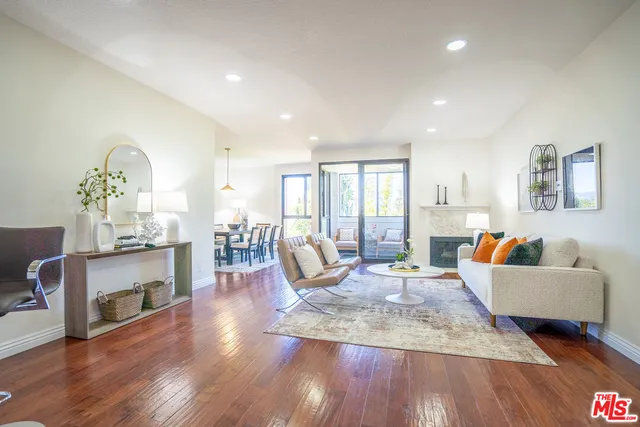 $975,000 | 4477 Wilshire Boulevard, Unit 312, Los Angeles, CA 90010