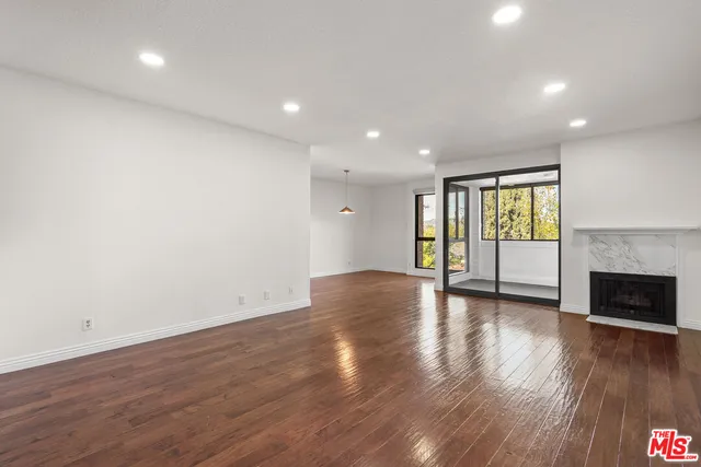 $975,000 | 4477 Wilshire Boulevard, Unit 312, Los Angeles, CA 90010