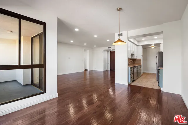 $975,000 | 4477 Wilshire Boulevard, Unit 312, Los Angeles, CA 90010