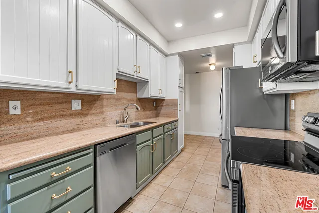 $975,000 | 4477 Wilshire Boulevard, Unit 312, Los Angeles, CA 90010