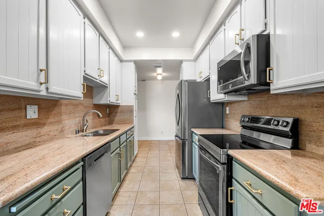 $975,000 | 4477 Wilshire Boulevard, Unit 312, Los Angeles, CA 90010