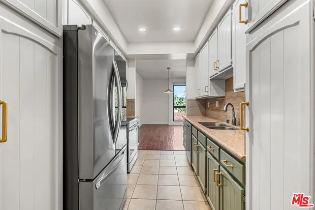 $975,000 | 4477 Wilshire Boulevard, Unit 312, Los Angeles, CA 90010