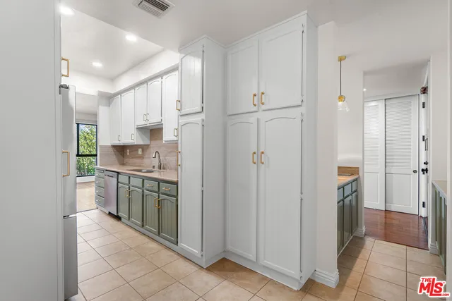 $975,000 | 4477 Wilshire Boulevard, Unit 312, Los Angeles, CA 90010