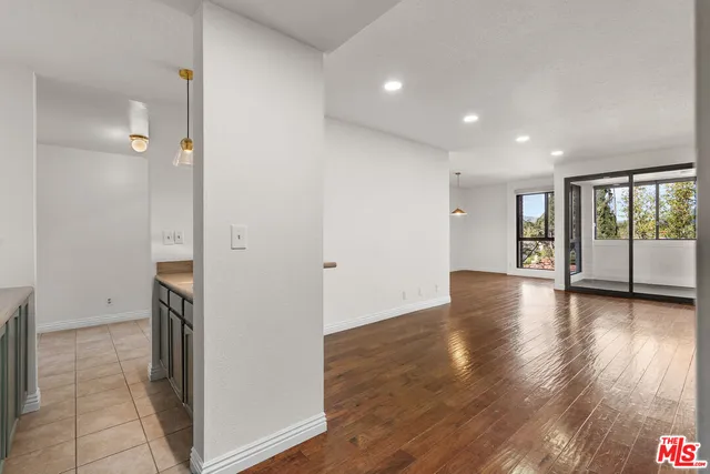 $975,000 | 4477 Wilshire Boulevard, Unit 312, Los Angeles, CA 90010