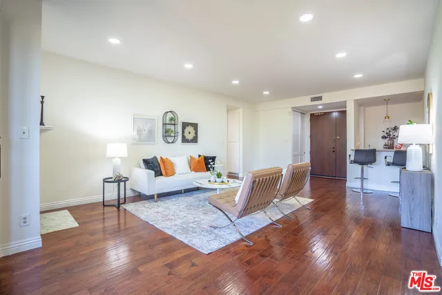 $975,000 | 4477 Wilshire Boulevard, Unit 312, Los Angeles, CA 90010