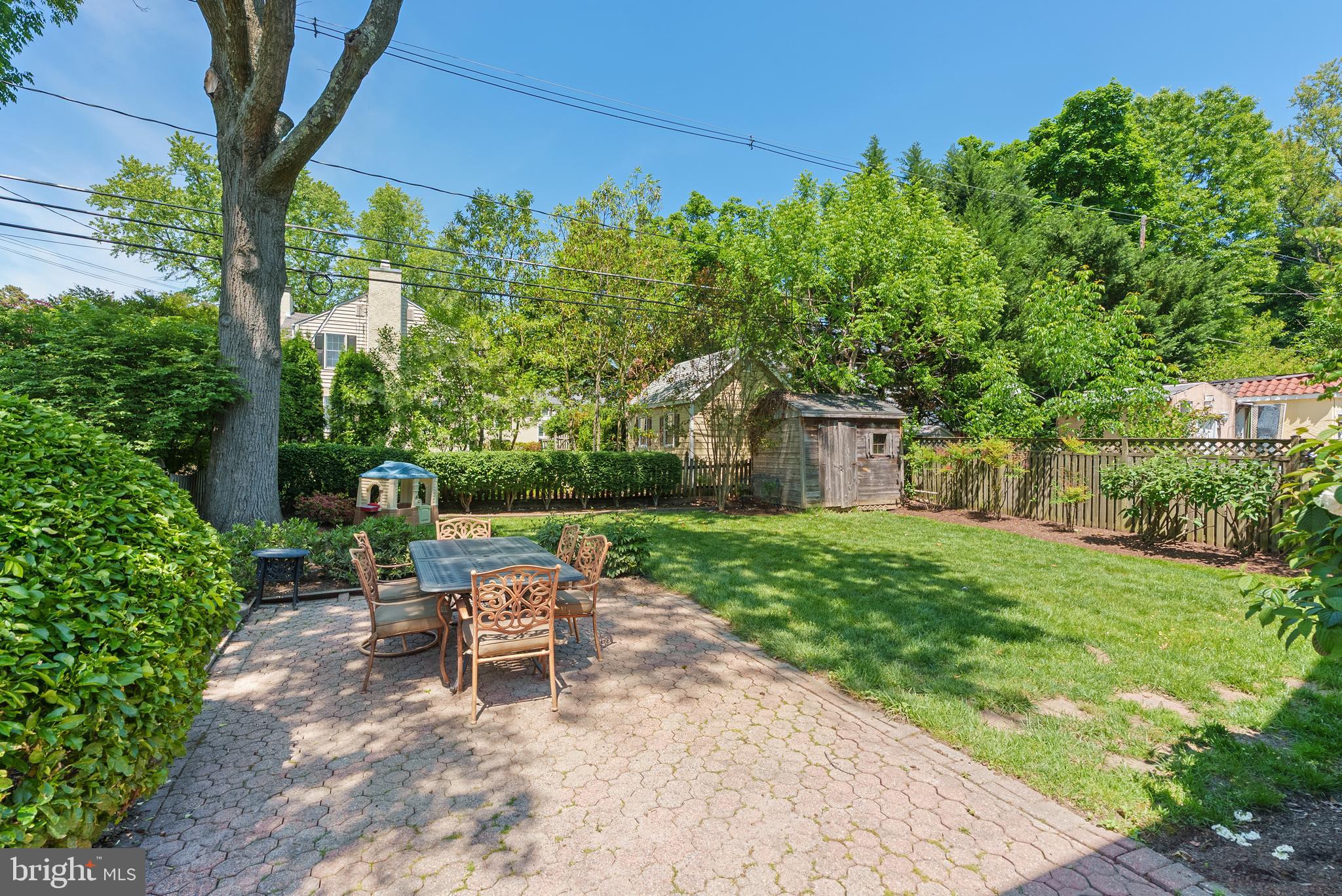 818 Kingston Road Baltimore, MD 21212 - Photo 15 of 37 Expansive manicured yard