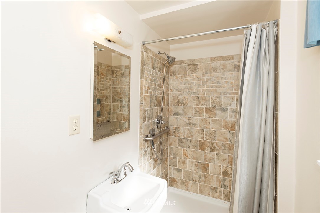 10908 Idlewild Road Southwest Tacoma, WA 98498 - Photo 11 of 35 Gallery Image 11