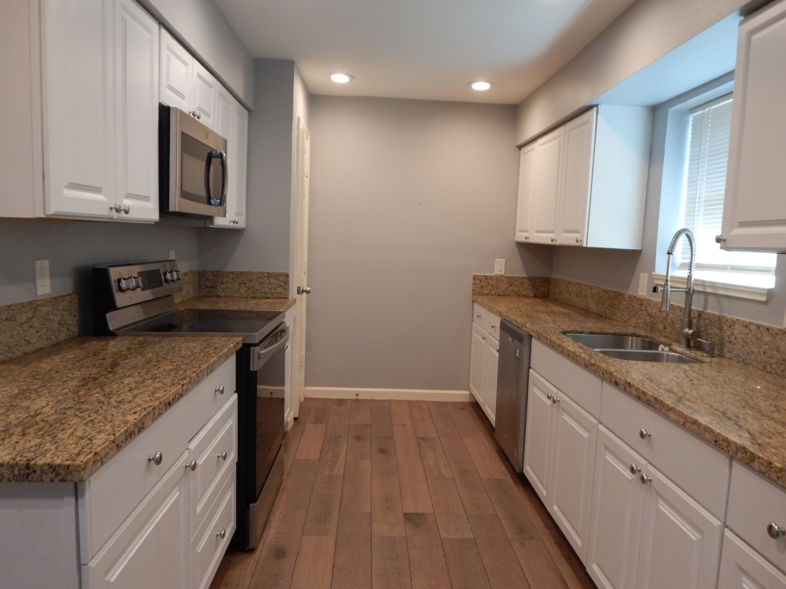 5031 Monteith Drive Spring, TX 77373 - Photo 2 of 18 Kitchen with granite counters