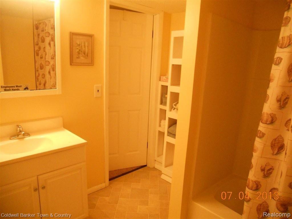 9232 Faussett Road Fenton, MI 48430 - Photo 23 of 25 Lower level bath