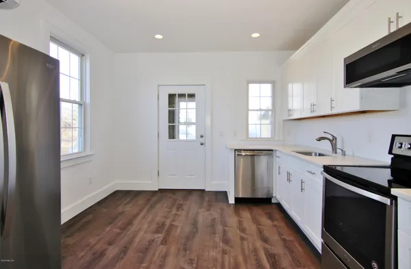 $2,300 | 99-103 Mill Street, Unit 2LEFT, Greenwich, CT 06830