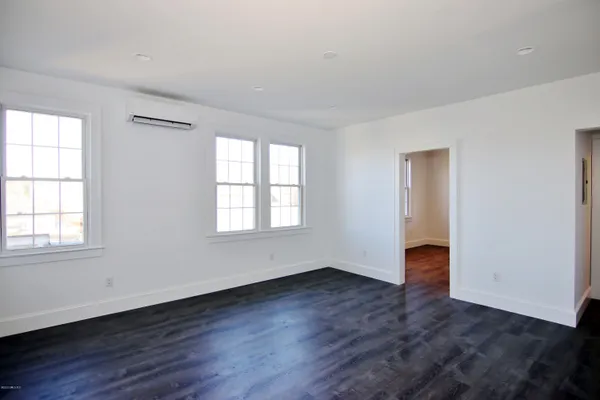 $2,300 | 99-103 Mill Street, Unit 2LEFT, Greenwich, CT 06830