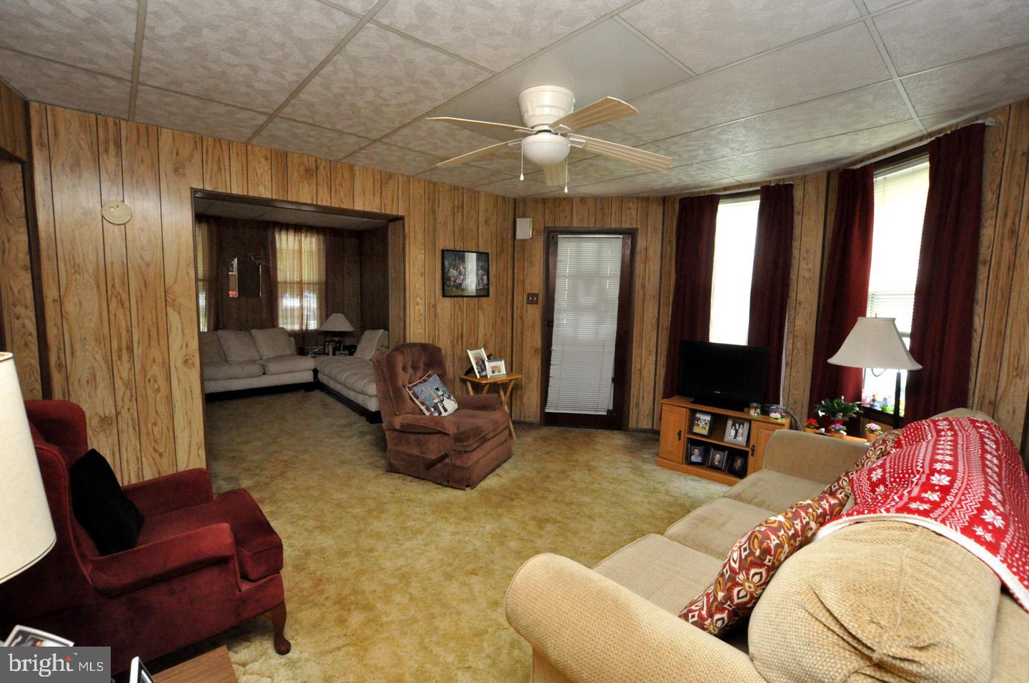 613 Arndt Avenue Riverside, NJ 08075 - Photo 7 of 27 Living Room