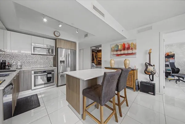 a view of kitchen and breakfast area
