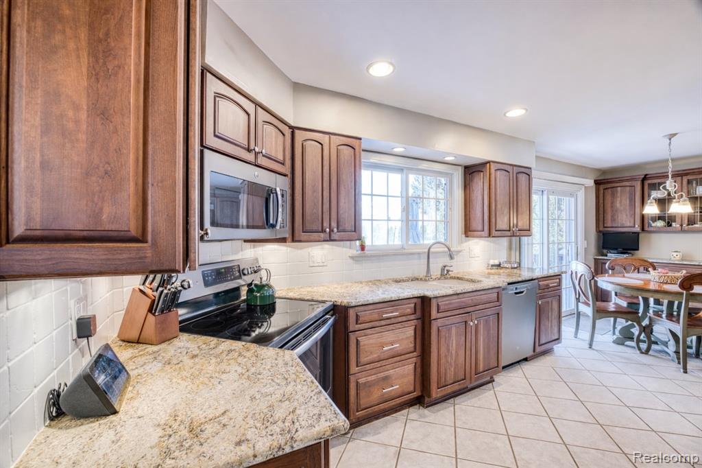 42134 Waterfall Road Northville, MI 48168 - Photo 9 of 47 Gallery Image 9