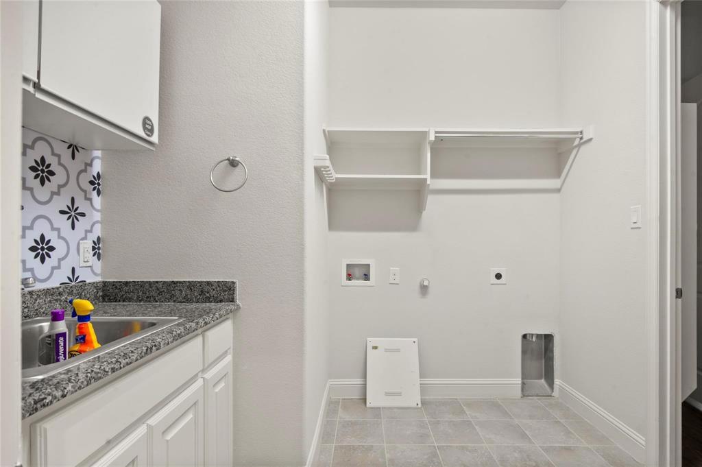 13606 Crianza Road Frisco, TX 75035 - Photo 25 of 40 a hallway with washer and dryer