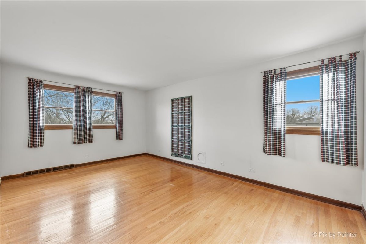 1100 South Church Road Mount Prospect, IL 60056 - Photo 17 of 50 a view of an empty room with window