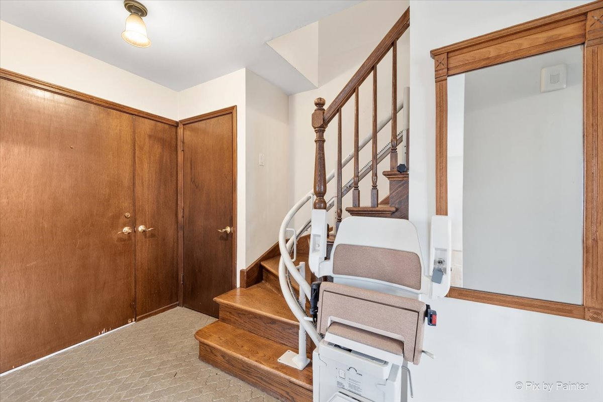 1100 South Church Road Mount Prospect, IL 60056 - Photo 2 of 50 a view of entryway