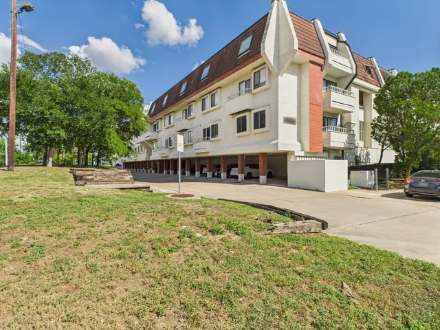 $2,200 | 3115 Helms Street, Unit 202, Austin, TX 78705