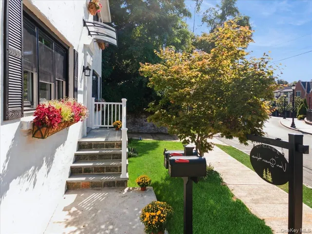 a view of a house with backyard and garden