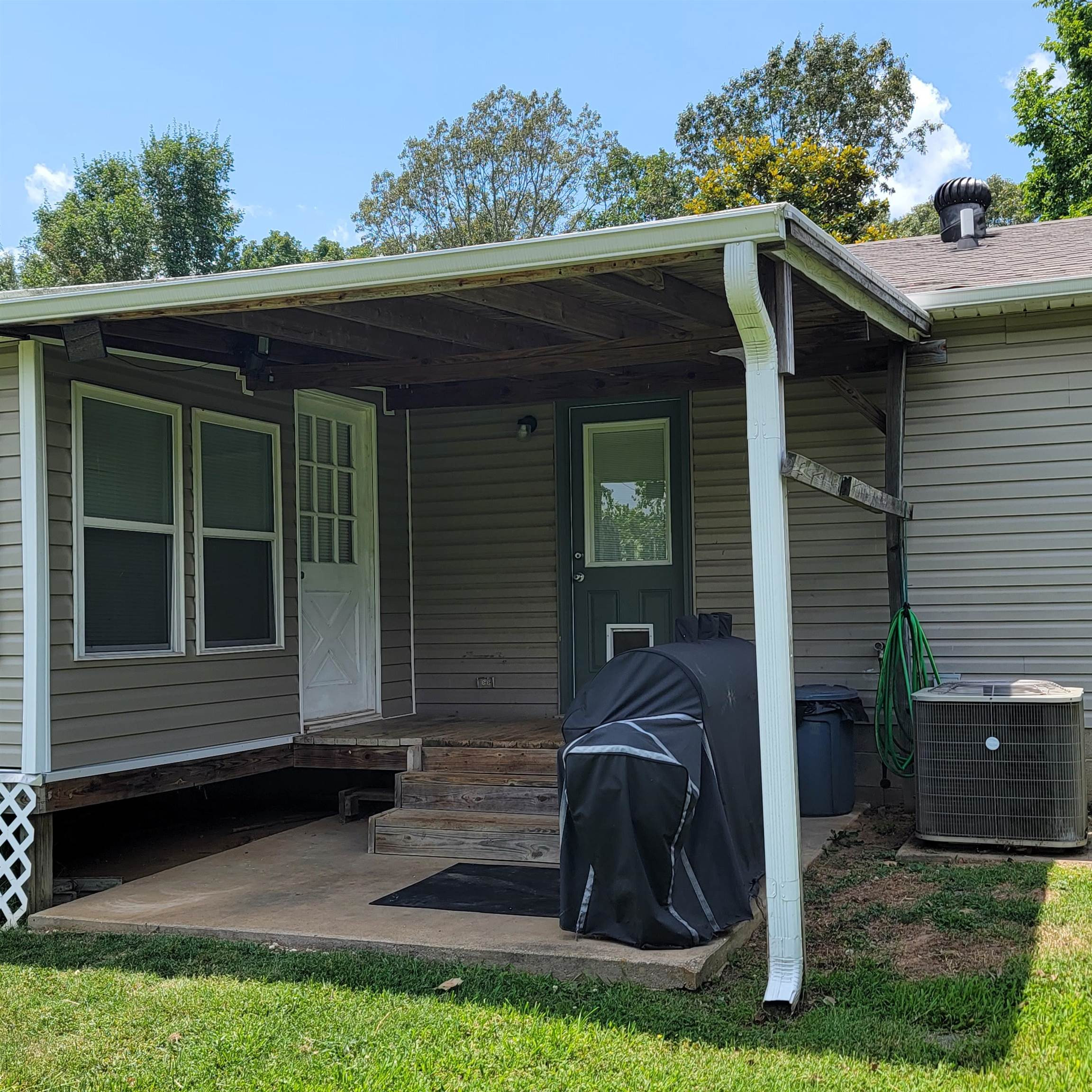 3106 Riverside Drive Jackson, TN 38301 - Photo 17 of 19 a front view of a house with garden