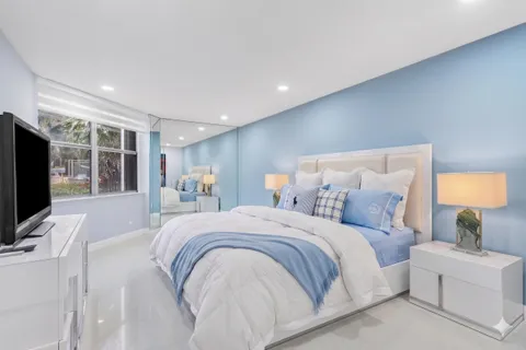 $1,100,000 | 5200 North Ocean Drive, Unit 102, Singer Island, FL 33404