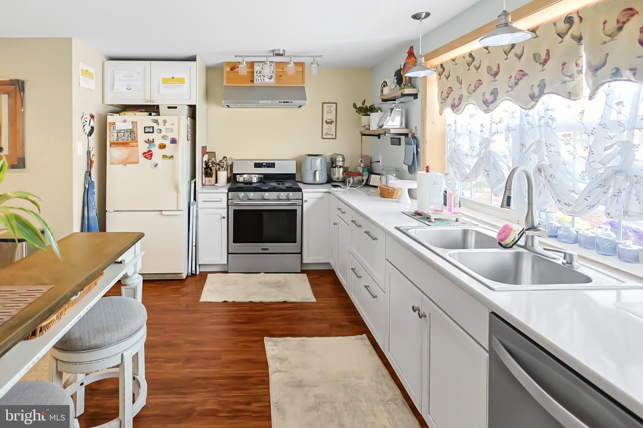 9916 South Canterbury Road Philadelphia, PA 19114 - Photo 4 of 31 Gallery Image 4