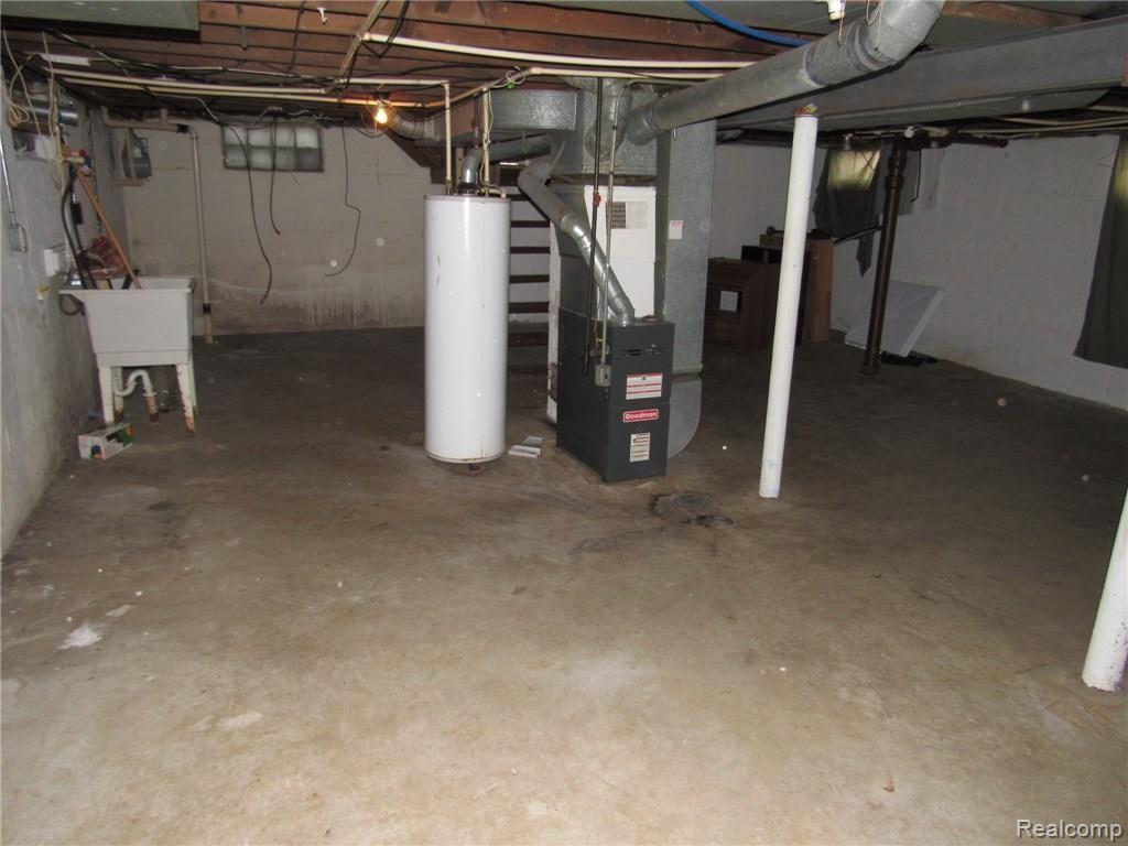 154 East Rundell Street Pontiac, MI 48342 - Photo 27 of 33 154 E RUNDELL PONTIAC (76).JPG