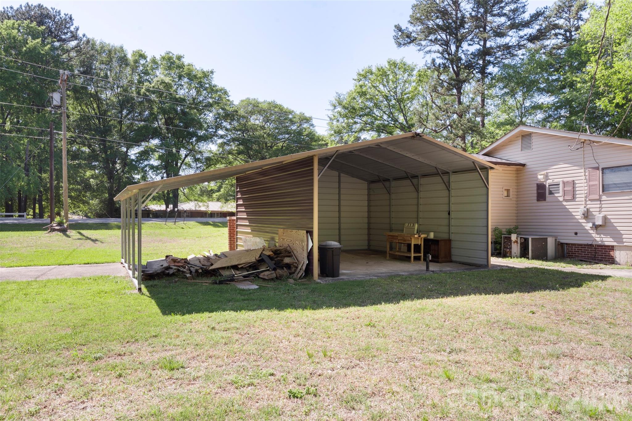 5208 Hickory Grove Road Mount Holly, NC 28120 - Photo 26 of 44 a view of a house with backyard and sitting area