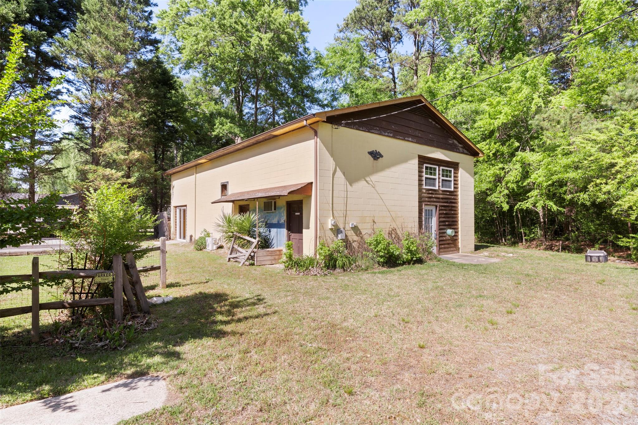 5208 Hickory Grove Road Mount Holly, NC 28120 - Photo 28 of 44 a view of a house with backyard and sitting area