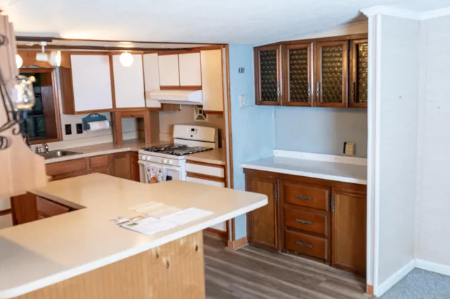 a view of empty room with window