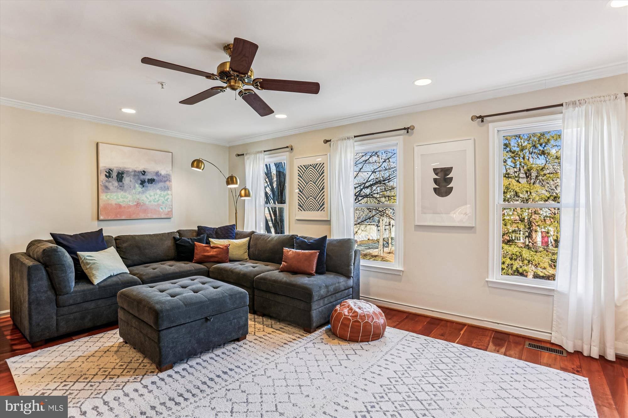 730 Kent Oaks Way Gaithersburg, MD 20878 - Photo 11 of 65 Light-filled living room