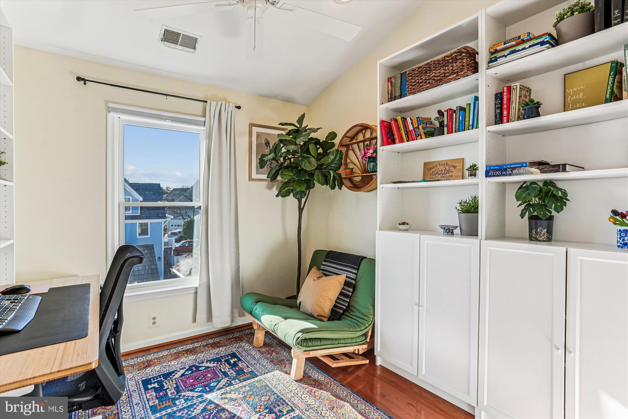 730 Kent Oaks Way Gaithersburg, MD 20878 - Photo 26 of 65 a living room with furniture and a potted plant