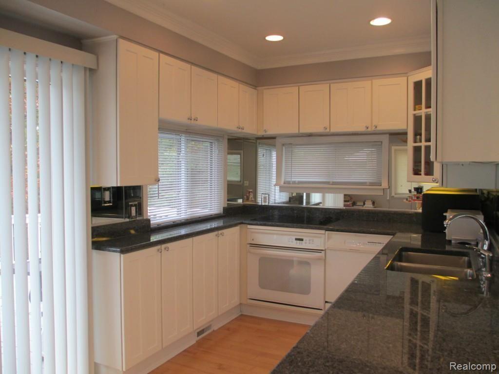 588 Heights Road Lake Orion, MI 48362 - Photo 11 of 19 Kitchen