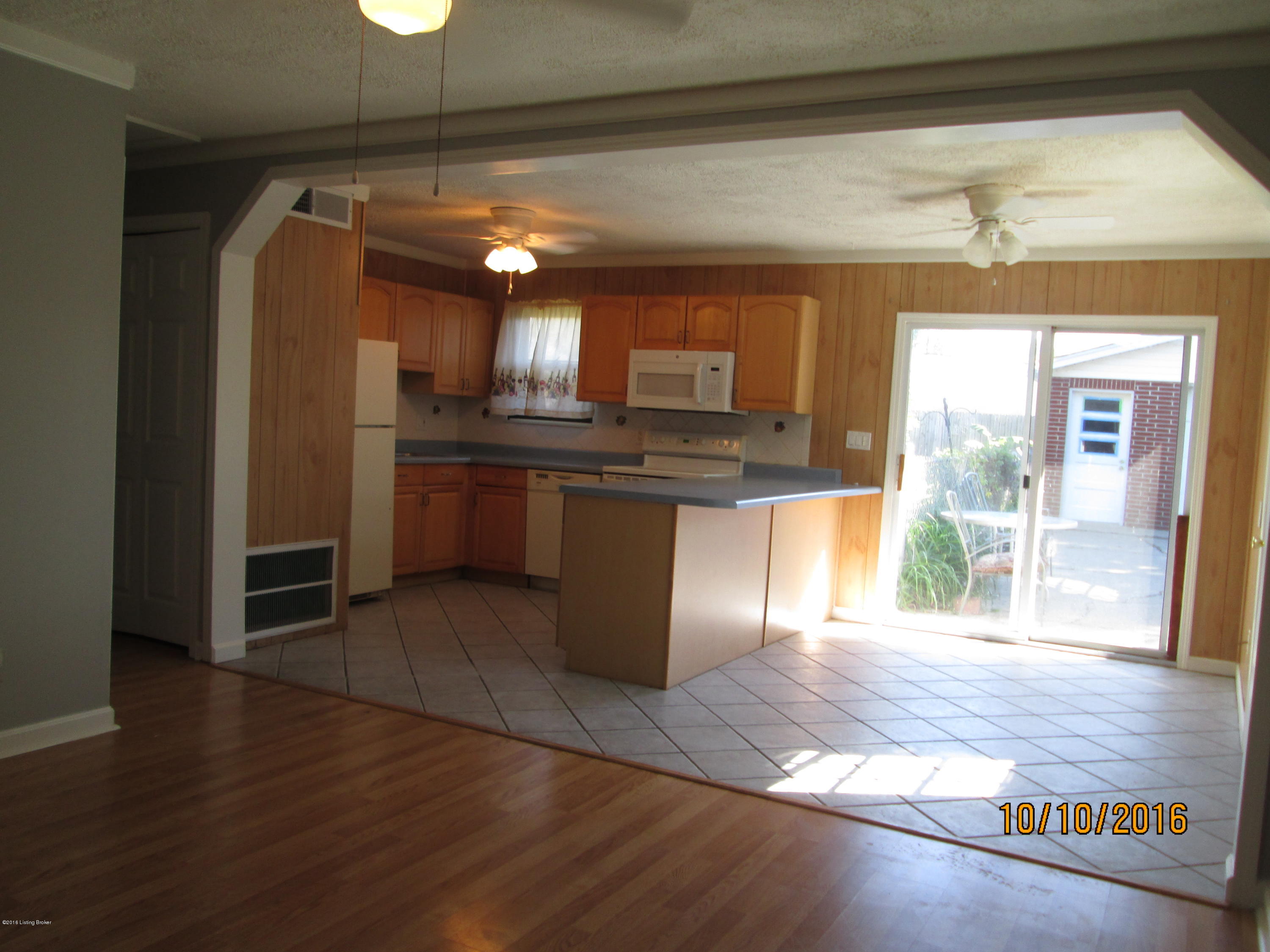 542 Overlook Road Louisville, KY 40229 - Photo 15 of 15 Eat in Kitchen with breakfast bar nice open floor plan with 3 ceiling fans
