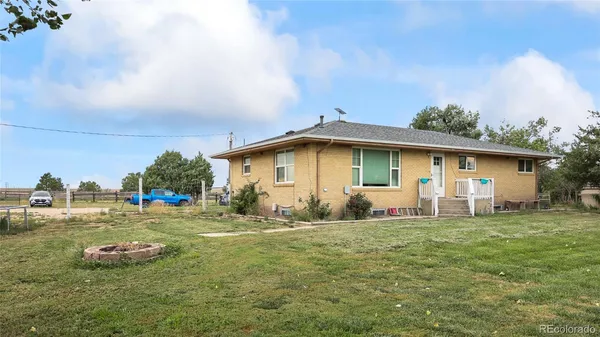 a view of a house with backyard