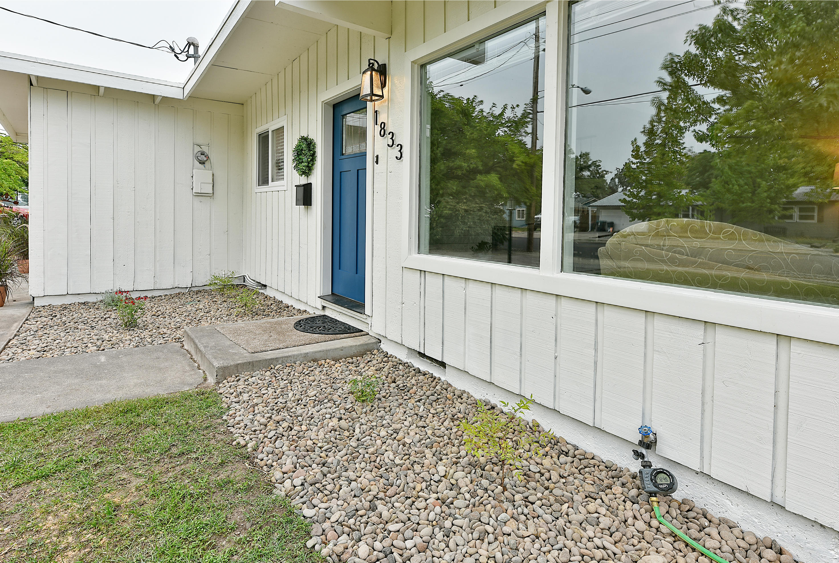 1833 Roberts Road Medford, OR 97504 - Photo 2 of 18 DSC_9899