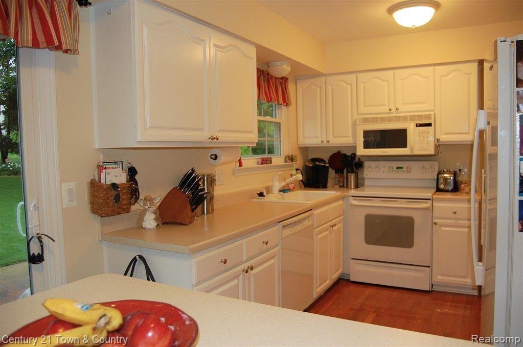 402 Whitney Drive Rochester, MI 48307 - Photo 2 of 25 Great Kitchen