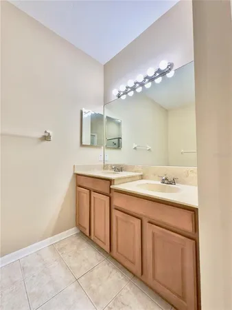 $2,400 | 10222 Devonshire Lake Drive, Tampa, FL 33647