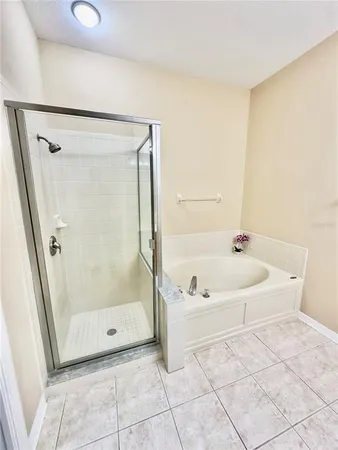 $2,400 | 10222 Devonshire Lake Drive, Tampa, FL 33647
