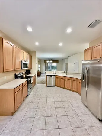 $2,400 | 10222 Devonshire Lake Drive, Tampa, FL 33647