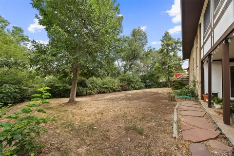 a view of a house with backyard