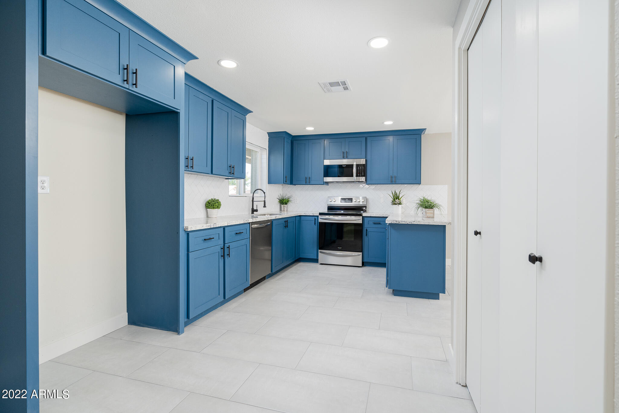 5630 West Hatcher Road Glendale, AZ 85302 - Photo 8 of 34 08_Kitchen_03