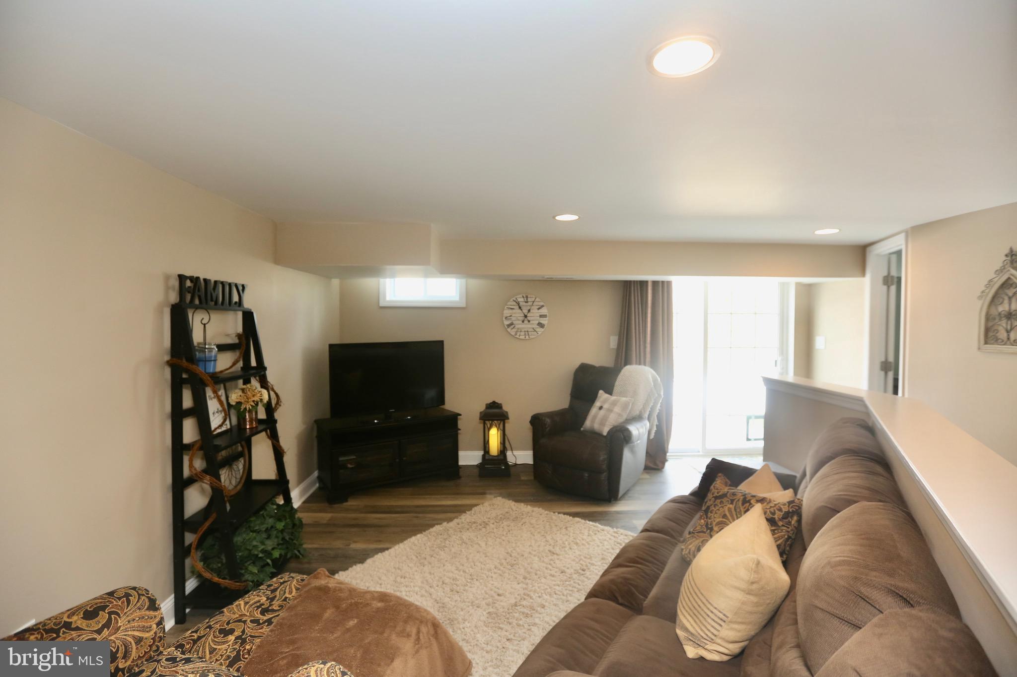 33 Pembrook Road Turnersville, NJ 08012 - Photo 29 of 43 a living room with furniture a lamp and a flat screen tv