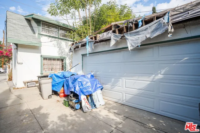 a view of a chairs and table in the back yard of the house