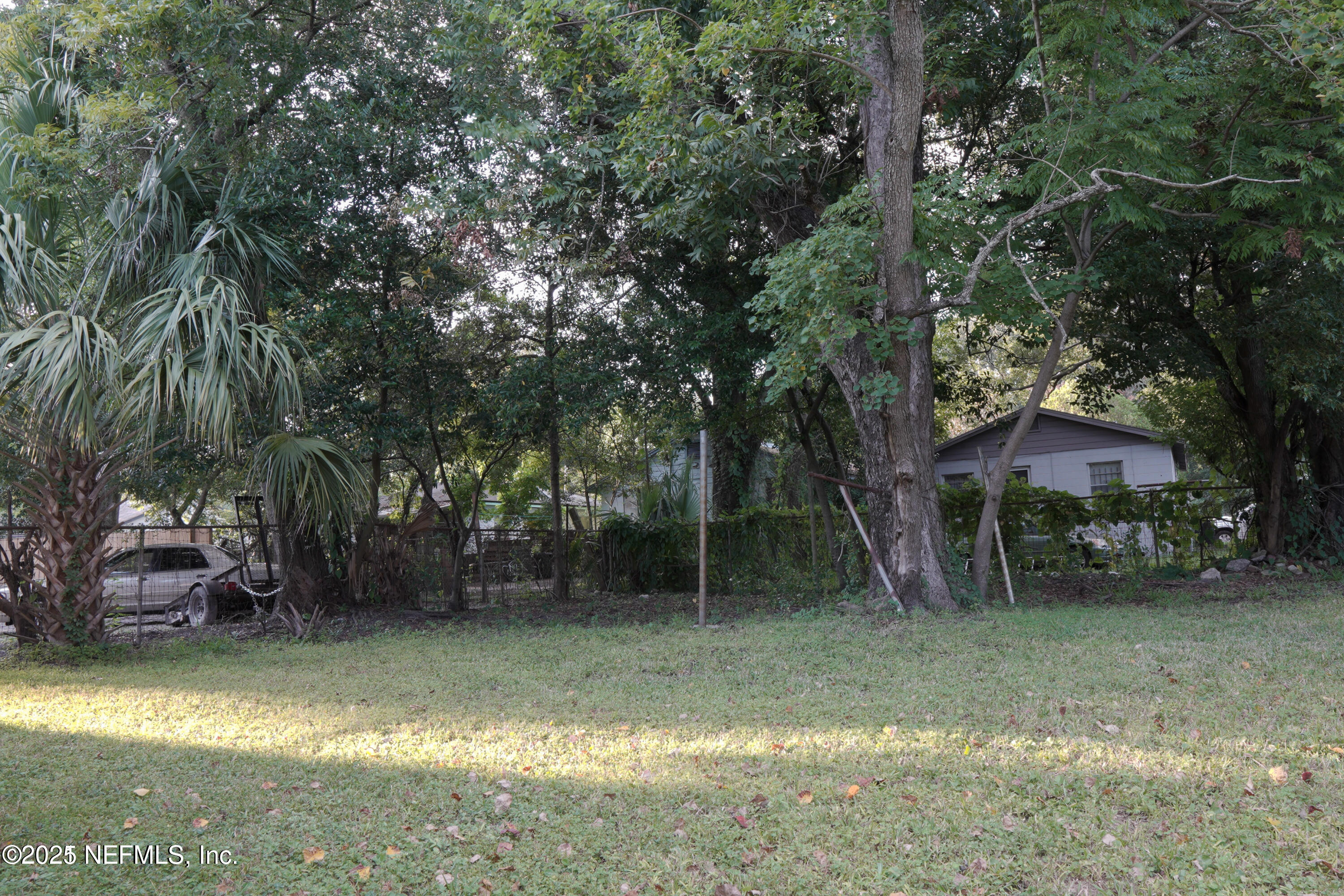 1473 State Street West Jacksonville, FL 32209 - Photo 7 of 12 a backyard of a house with lots of green space