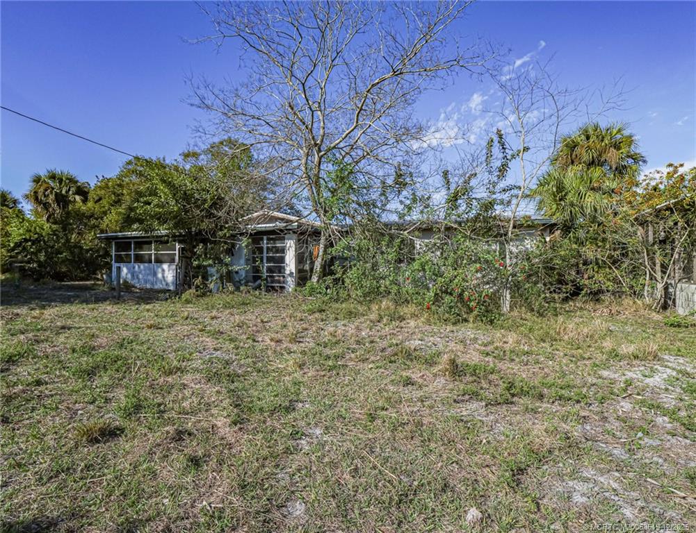 6235 Highway 98 Okeechobee, FL 34972 - Photo 16 of 28 a backyard of a house with lots of green space