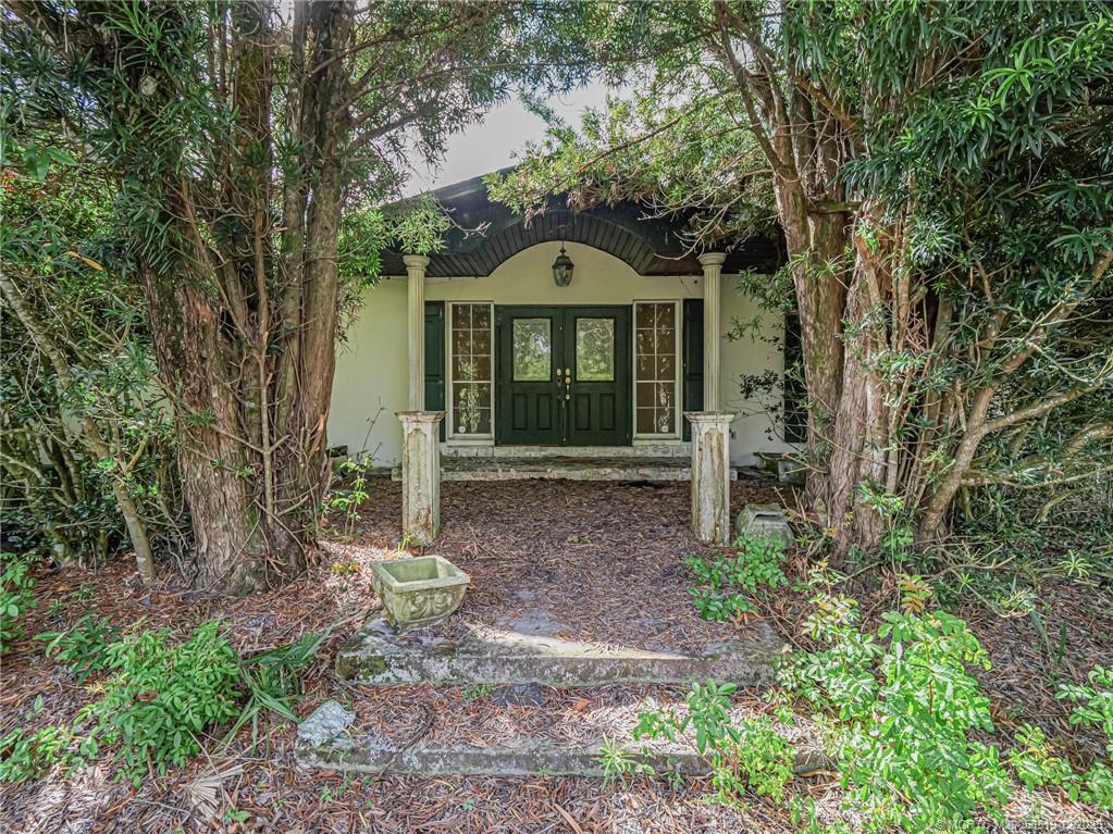 6235 Highway 98 Okeechobee, FL 34972 - Photo 18 of 28 a garden view with a seating space