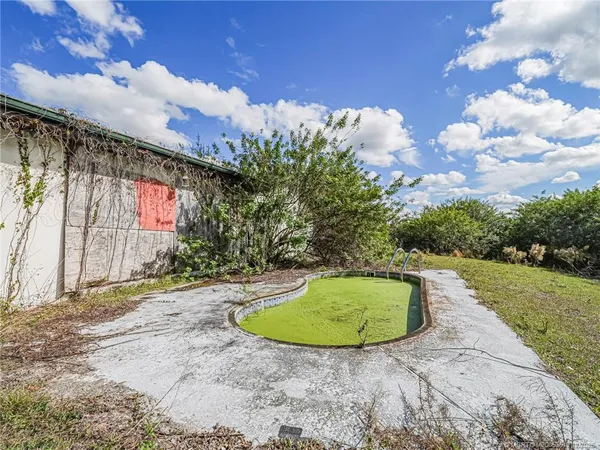 a view of a backyard