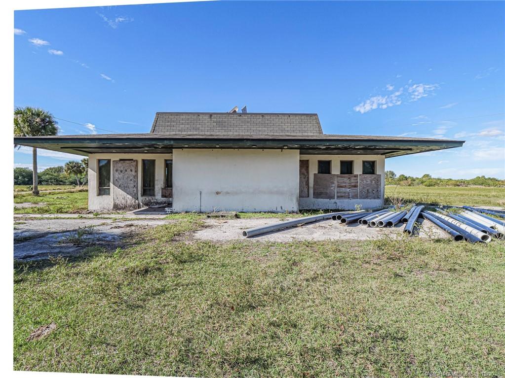 6235 Highway 98 Okeechobee, FL 34972 - Photo 9 of 28 a house view with a backyard space